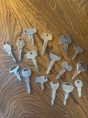 16 keys Assorted Vehicle/Motorcycle Keys - Silver colored steel, aluminum brass